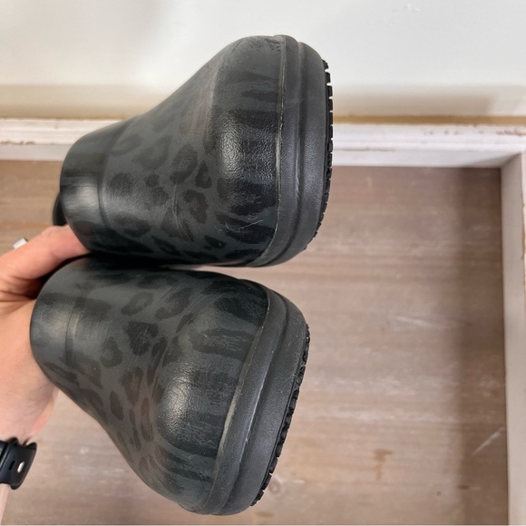 Crocs Neria Black Leopard Print Dual Comfort Work Nurse Shoes Clogs Women Sz 8W - Picture 3 of 8